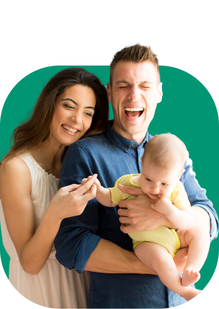 Imagem de um homem e uma mulher, com o homem segurando um bebe, formando uma familia feliz